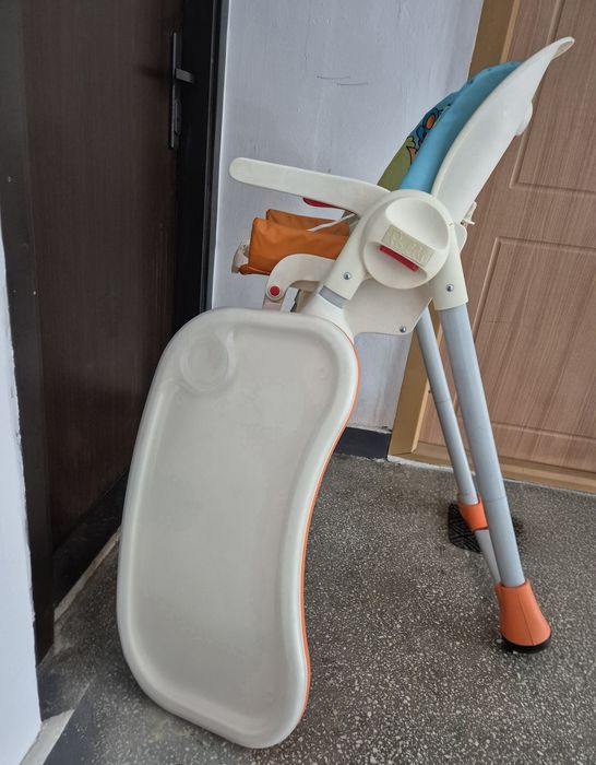 Scaun cu masă bebeluși și  copii. Marca Chicco Polly