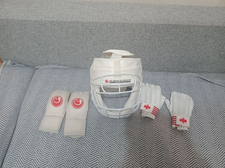 Шлем и перчатки, каратэ