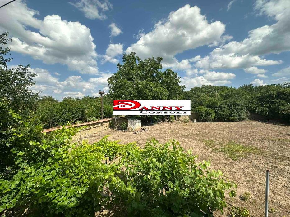 Двуетажна къща с двор и кладенец в с. Караисен