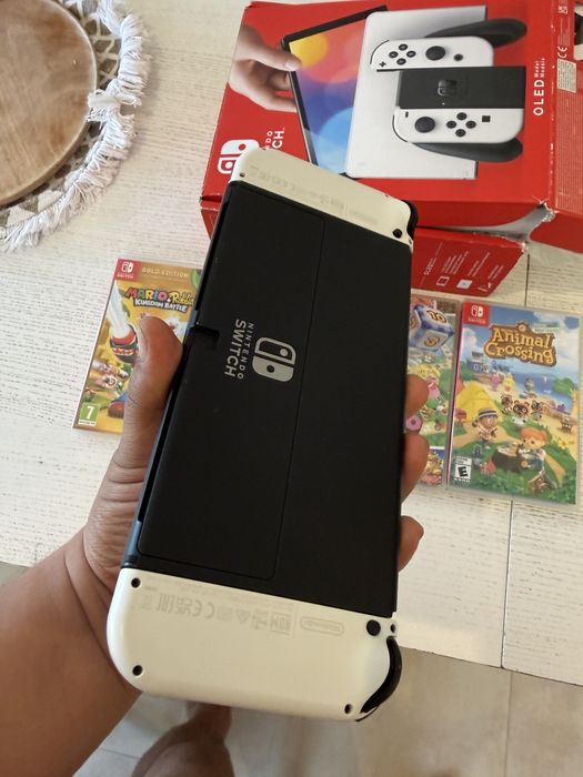 Nintendo Switch OLED + 4 jocuri + card 256GB – impecabilă