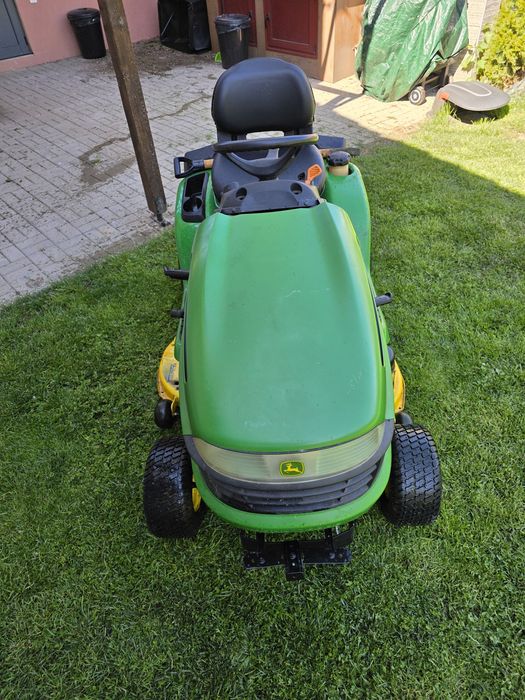Продавам тракторна косачка John Deere X300R с кош за тревата