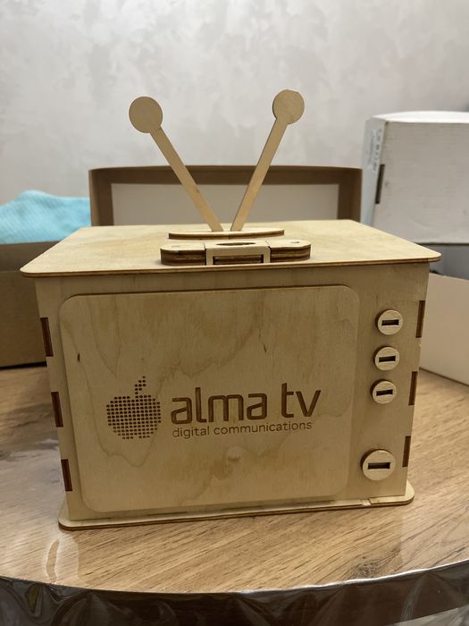 Деревянная подарочная коробка-телевизор