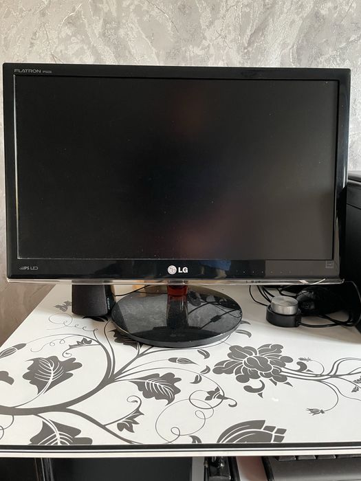 Компьютер LG вместе со столом
