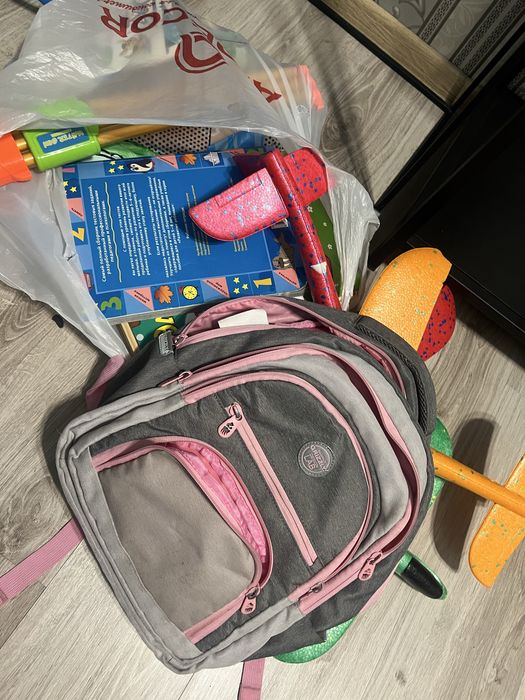 отдам бесплатно: рюкзак, самолеты, спасательные круги, книжки