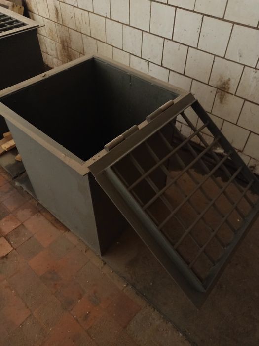 Металлическая ёмкость.