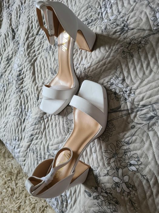 Sandale albe, marimea 39, noi.