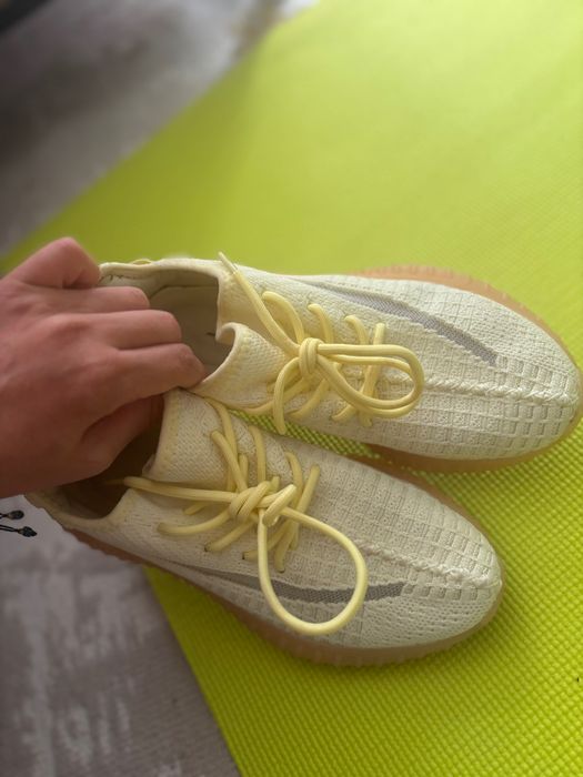 Кроссовки женские