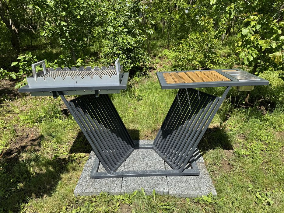 Gratar cu masa din lemn