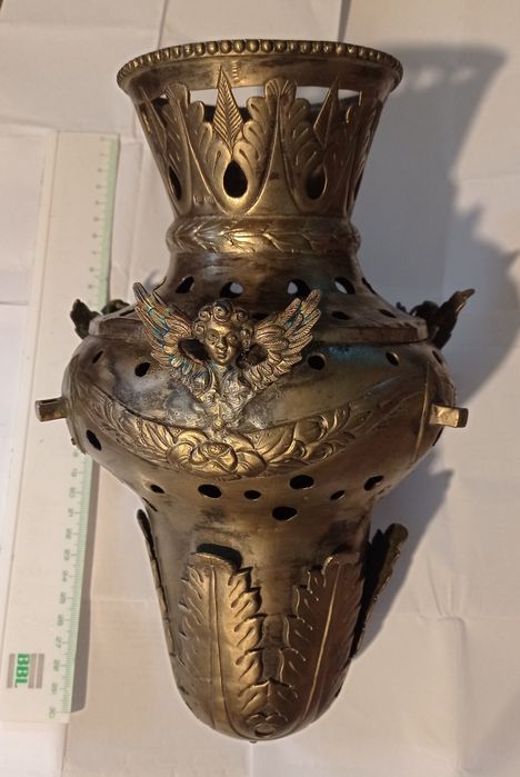 Vând sau schimb obiecte vechi.Preț în funcție de obiectul ales.