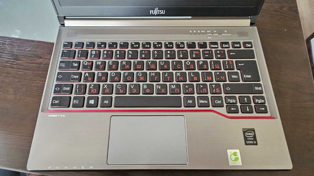 Продавам бизнес клас лаптоп Fujitsu Lifebook 13.3"
