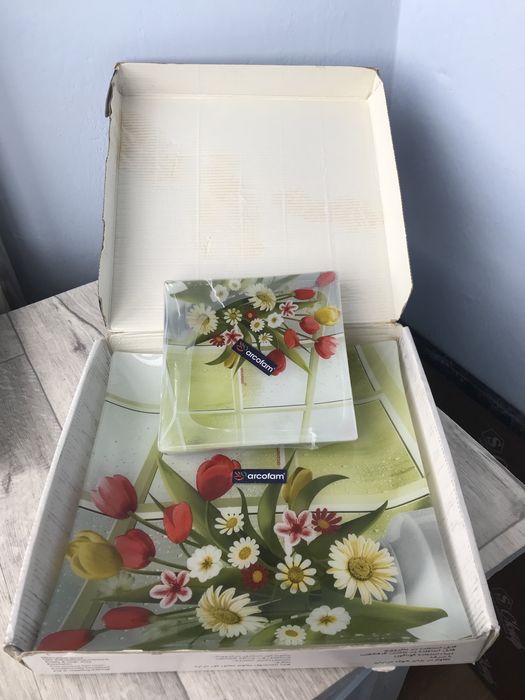 Наборы посуды, чайники.