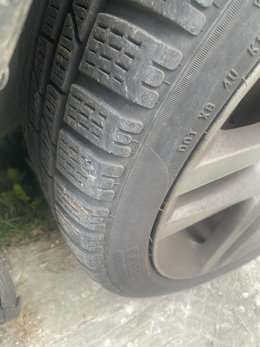 Vind doua anvelope pirelli  225 40 18 si o anvelopa 245 35 18 tot pirelli