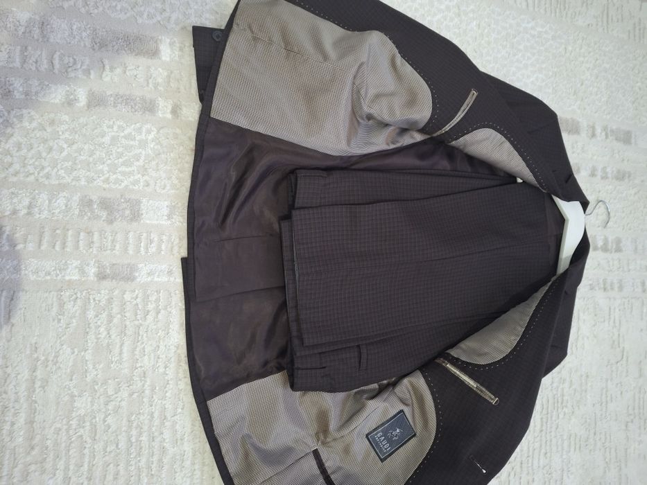 Продам Костюм Коричневый