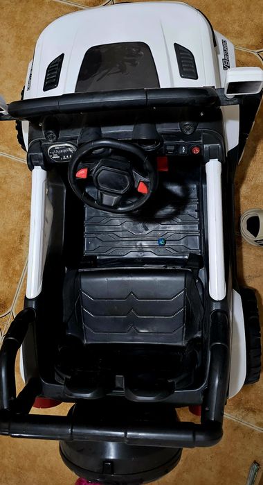 Продам электромашинку детскую