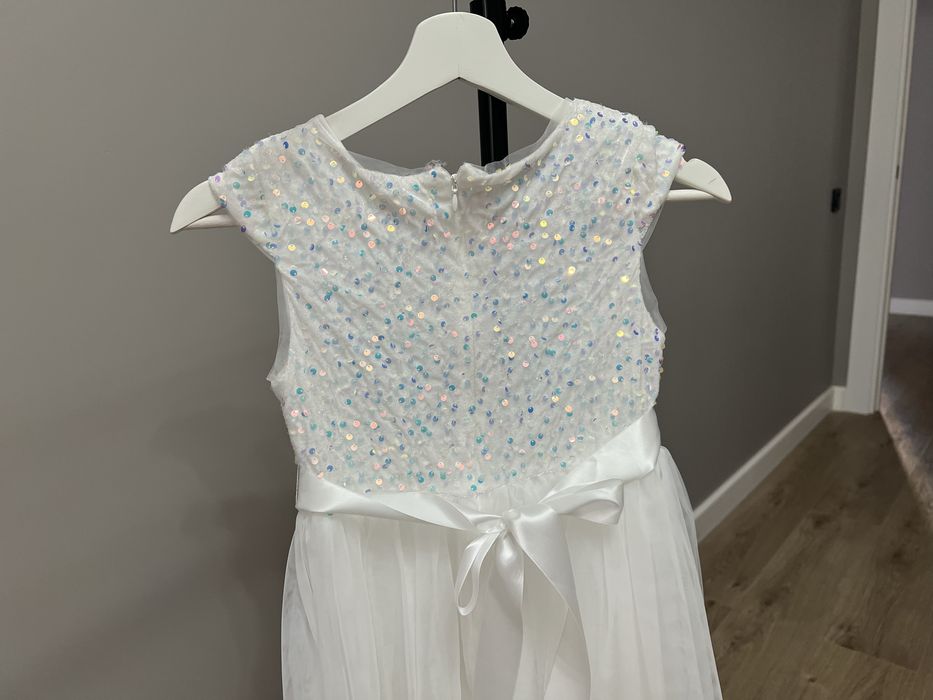 Платье белое нарядное