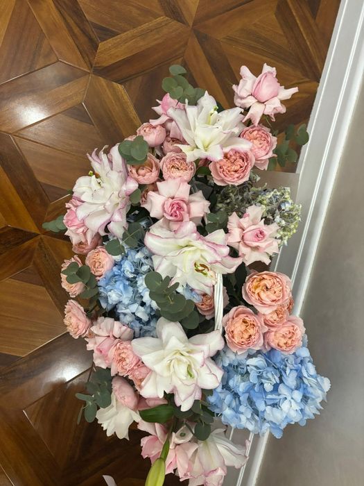 Букет цветов на корзине