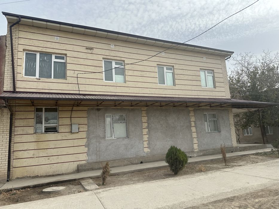 Уйлар сотилади 2-каватли нотурар ва орасилан эшик очилган 5-хонали уй