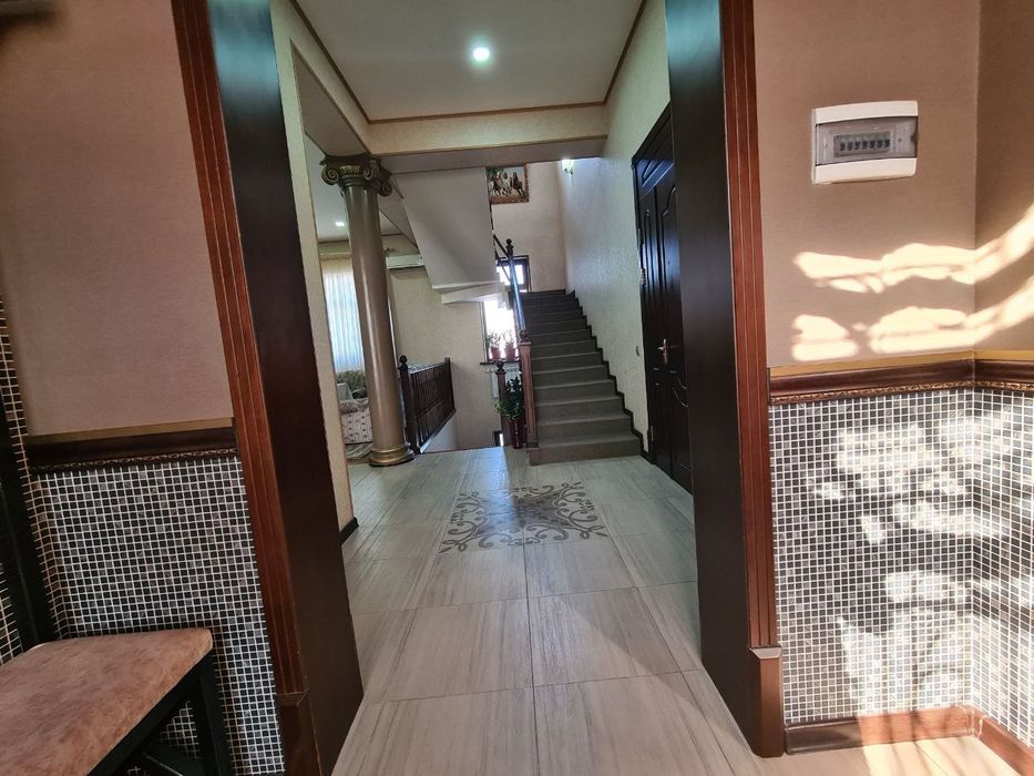 Продам новый 2 этажный, 3-х уровневый дом по улице