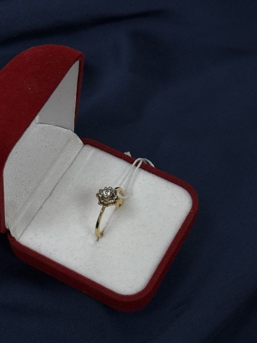 Золотое кольцо с бриллиантом