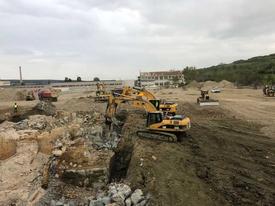 Inchiriez excavator 25 28 33 picon pulverizator foarfeca cupa concasor