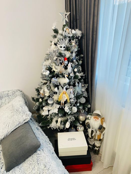 Brad artificial cu tot cu decoratiuni