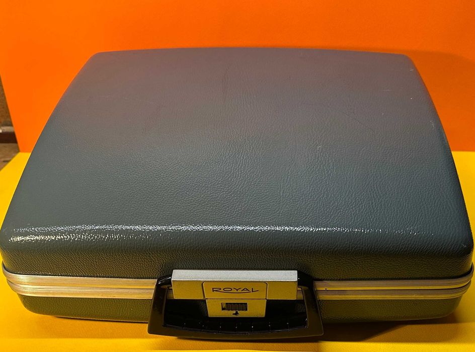 Пишеща Машина Royal Made in USA 3Цвята Qwerty клавиатура топ състояние