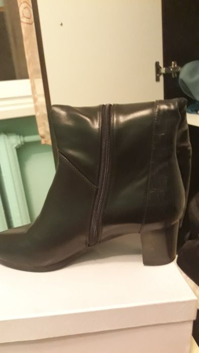 продаются сапожки туфли кеды