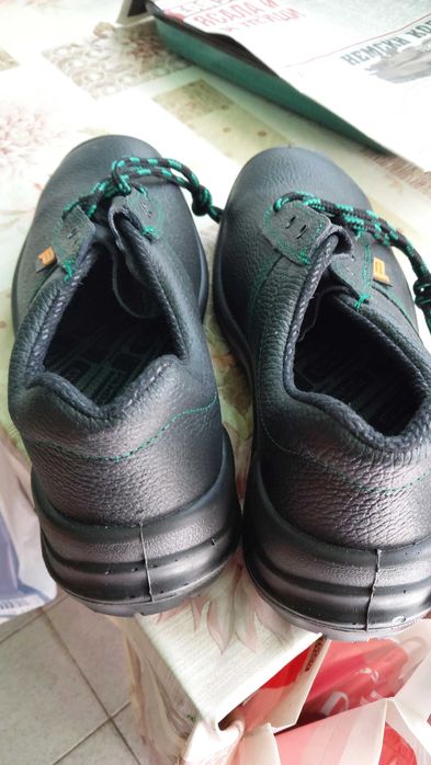 Продавам работни обувки