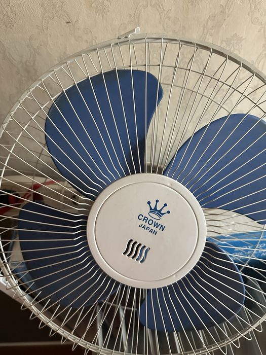 Белый работает сломана подставка а черный не работает на запчасти