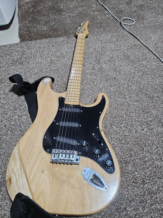 Продаётся винтажная электрогитара