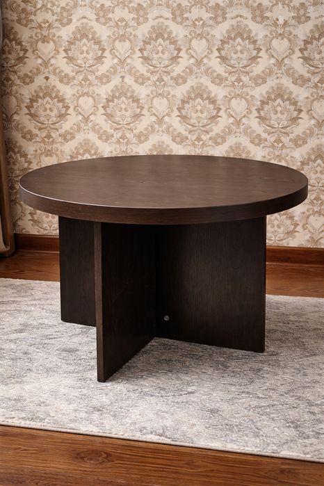 Круглый стол в отличном состоянии