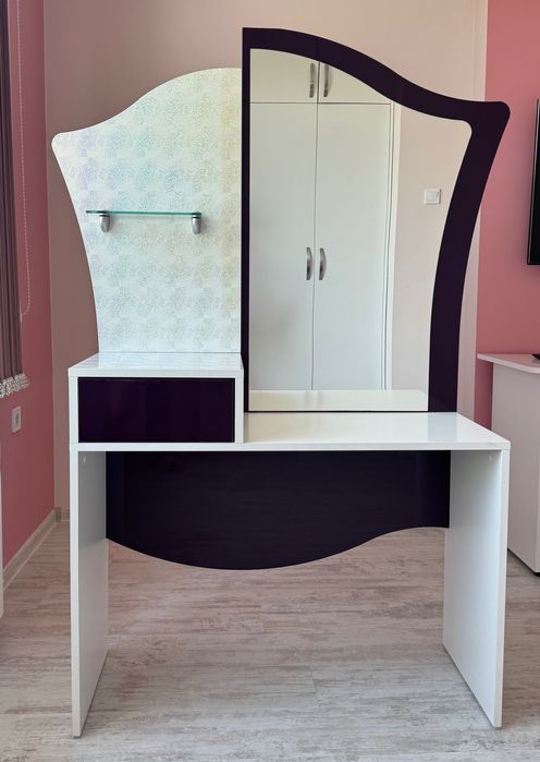 Продавам бюро и тоалетка