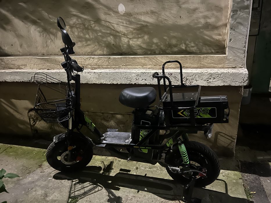 Skuter elektroniy