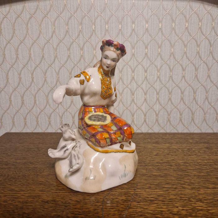 Фарфоровая статуэтка Девушка кормит голубей 1955г.