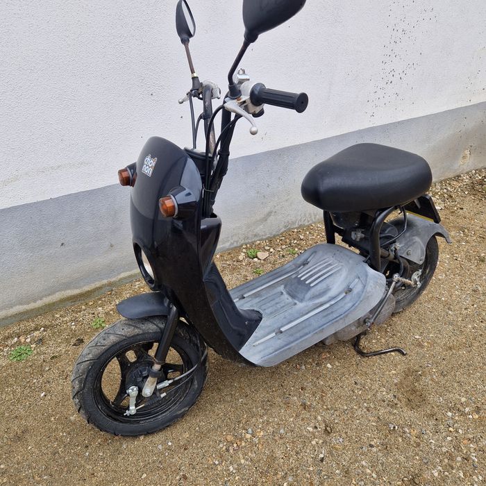 Scuter Suzuki 49