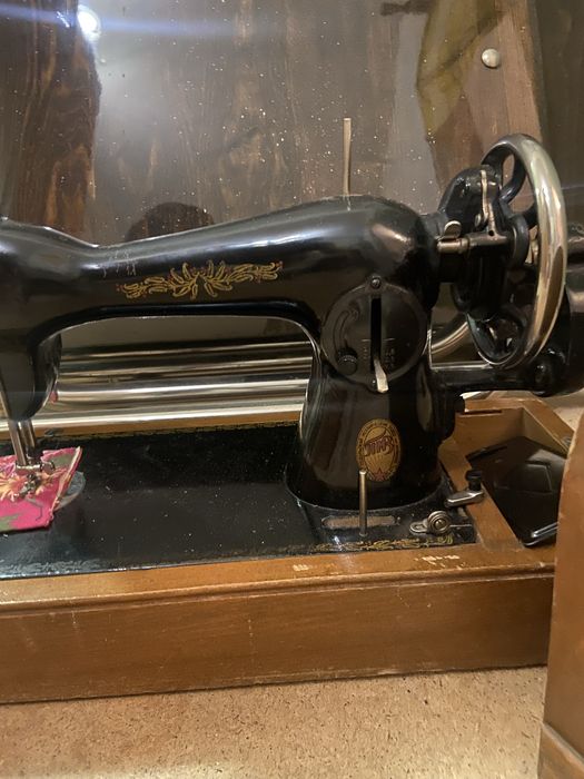 Продам швейную машинку