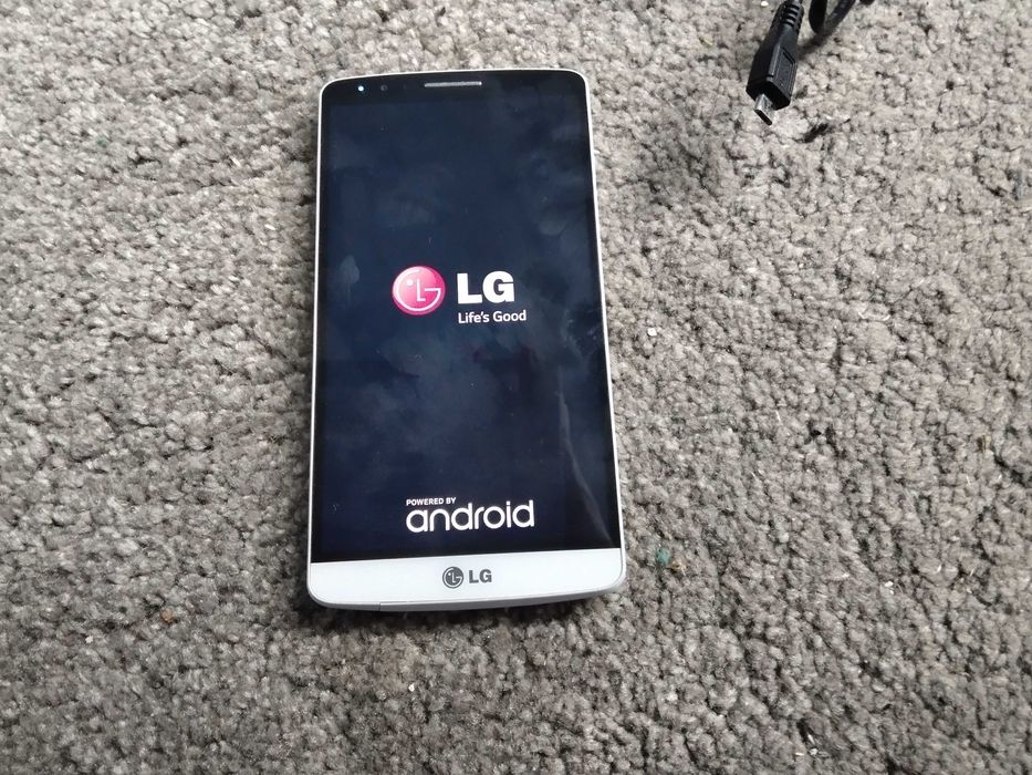 страхотен оригинален смартфон LG с оригинално зарядно и нова батерия