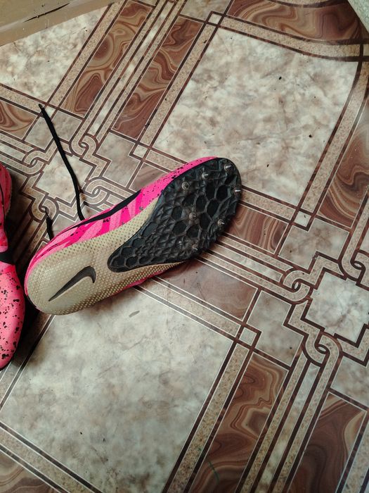 Adidasi Nike pentru alergat cu crampoane