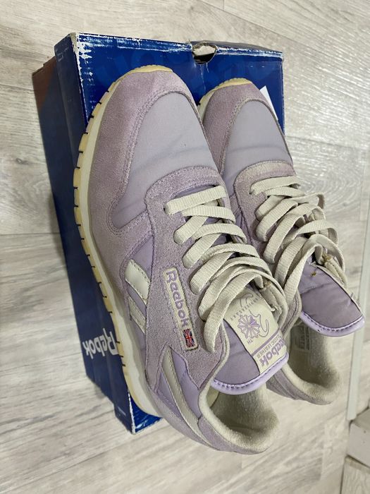 Продам женские кроссовки