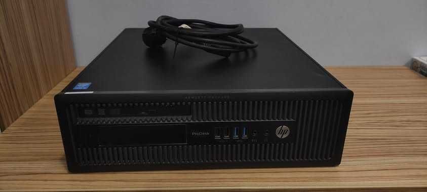 Комплект настолен компютър с клавиатура, мишка, монитор, тонколони