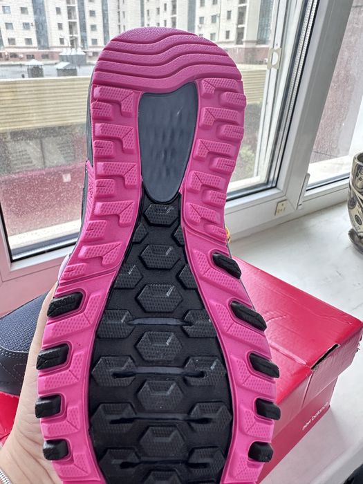 Продам кроссовки NB новые