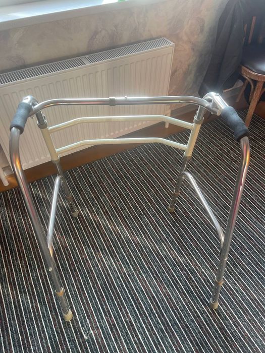 Продаю металлические лёгкие ходунки