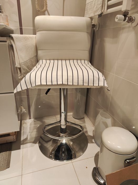 БАР СТОЛ( бяла кожа )