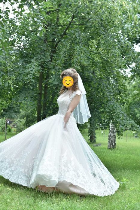 Rochie mireasă A-line cu dantelă albă fină peste satin roz pudră