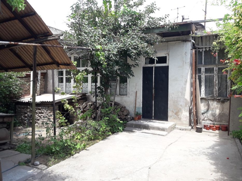 Продаётся участок 2.5 сотки с домом.