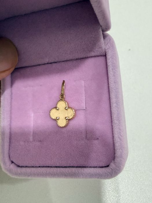 Золотая подвеска van cleef