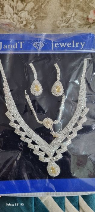 Продам срочно  свадебное платье