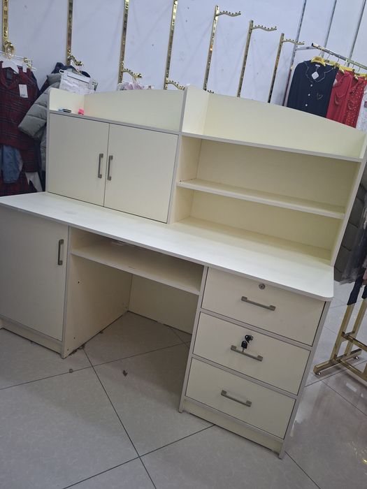 Do'kon uchun qilingan kassa stoli.anchagina kotta yengide.