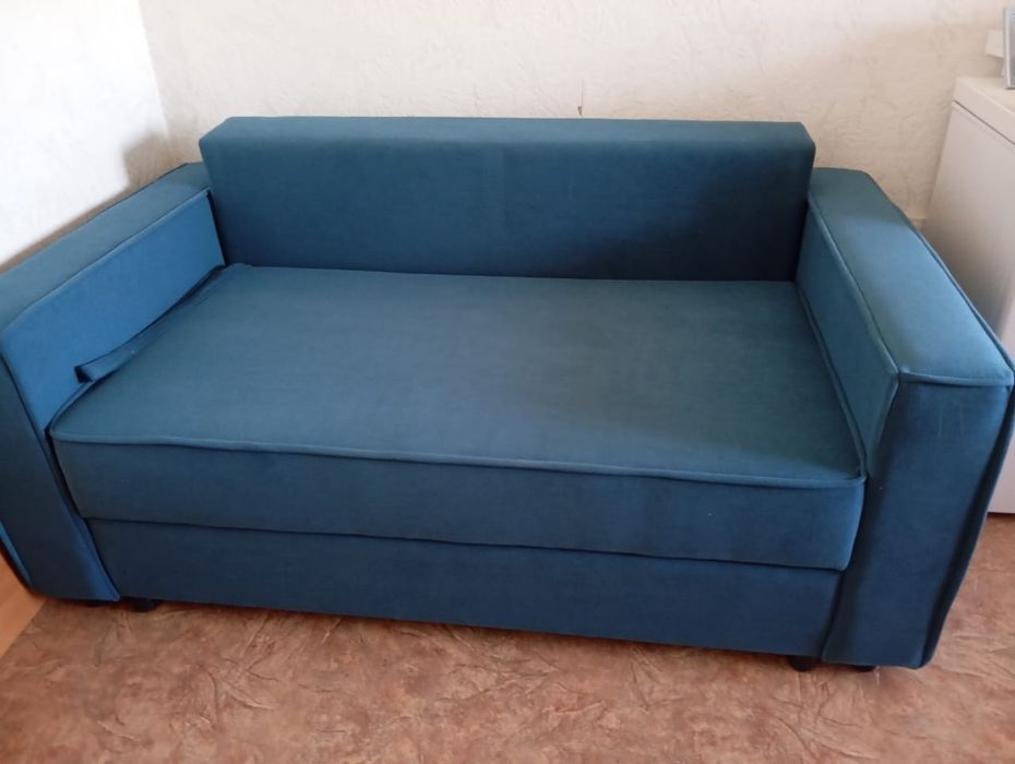 Новый  диван с пуфиком