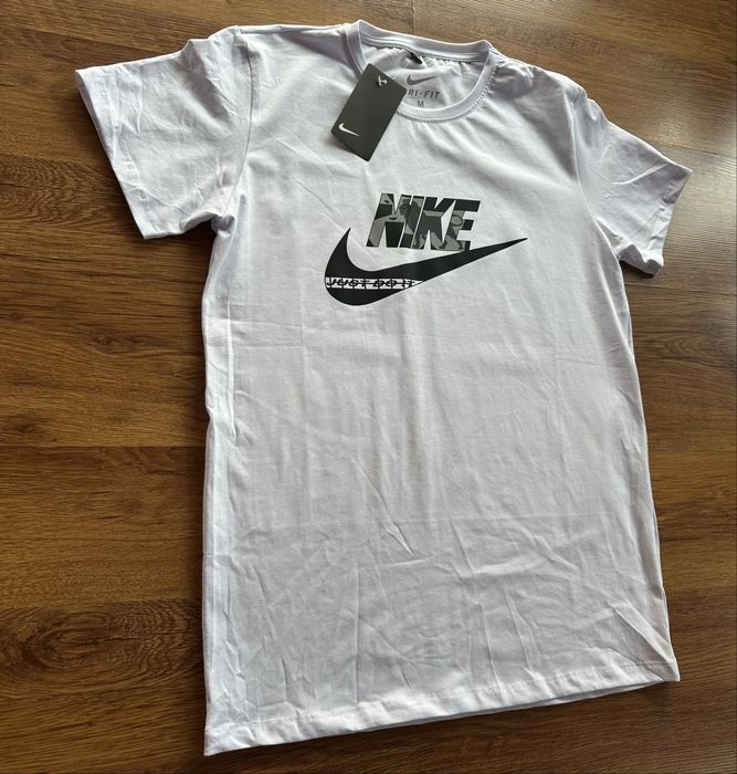 Мъжка,памучна,бяла тениска Nike със сиво лого